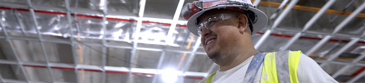 Ouvrier du bâtiment dans un centre de données