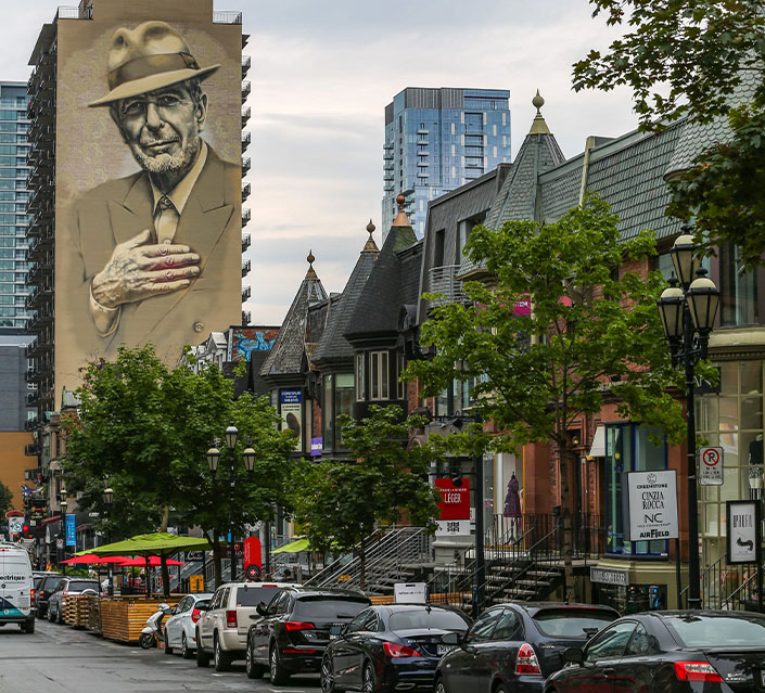 Strade di Montreal con edificio con murale
