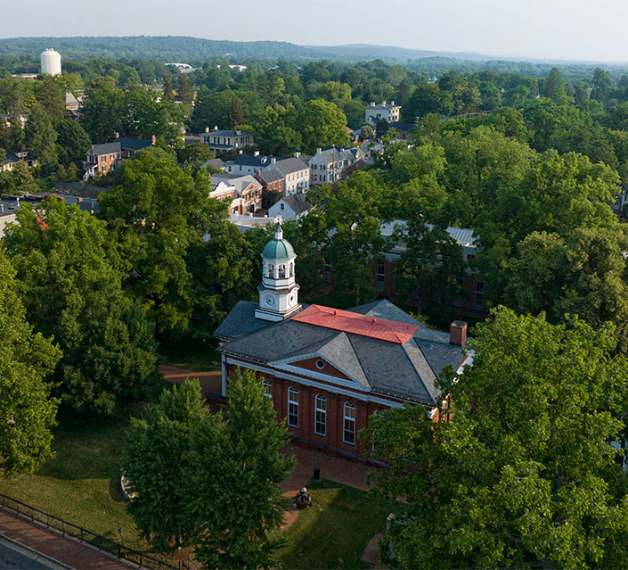 Vista aérea del centro de Leesburg, Virginia