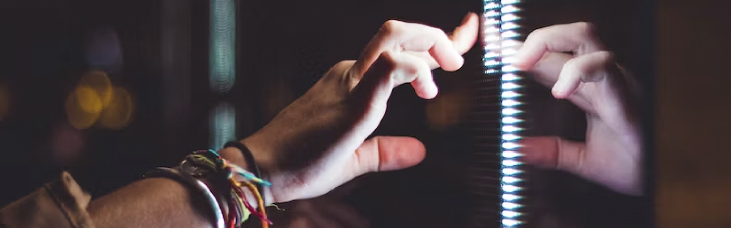 Une main qui touche un écran